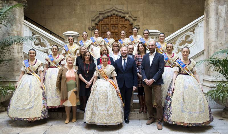 Recepción falleros de la provincia en Diputación. Foto Abulaila 