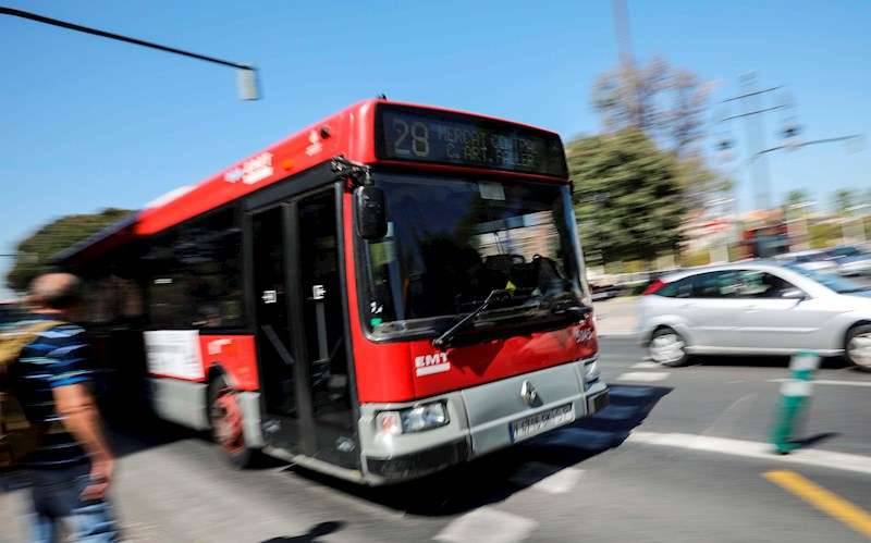 Un autobús de la Empresa Municipal de Transportes (EMT) de València. EFE