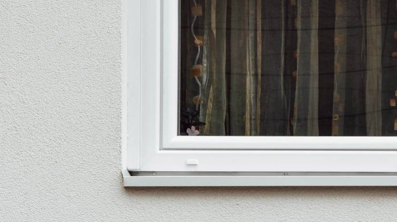 Ventana  reformada de una vivienda de una familia en situación de vulnerabilidad