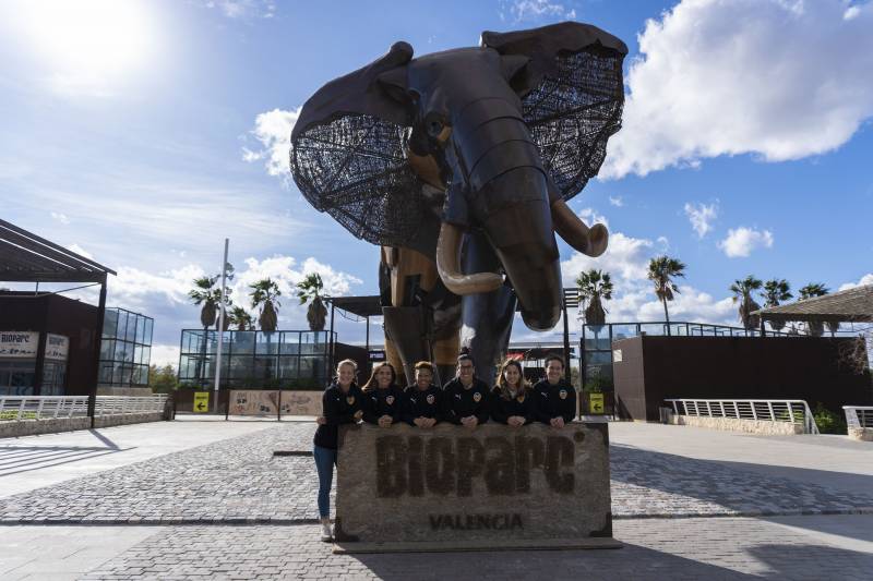 Jugadoras del Valencia CF Femenino visitan BIOPARC Valencia en la semana de la Mujer 2020