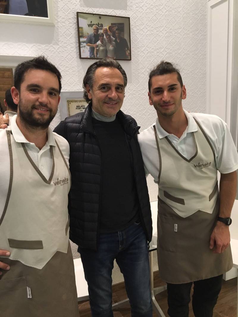 El entrenador del Valencia, Cesare Prandelli, en Véneta de Valencia.