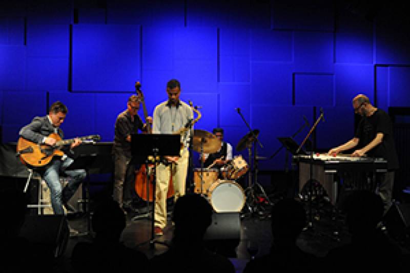 Rossy y el Vibes Quintet durante una presentación : : Jimmi Glass Bar