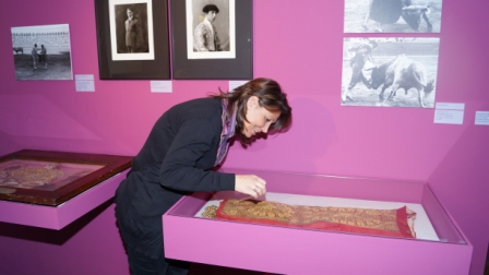Mª José Cordón, técnica en restauración textil de la Unidad de Conservación y Restauración Cultural de la Generalitat Valenciana, ha realizado la reconstrucción de la taleguilla de Litri. FOTO: EPDA Mª José Cordón, técnica en restauración textil de la Unidad de Conservación y Restauración Cultural de la Generalitat Valenciana, ha realizado la reconstrucción de la taleguilla de Litri. FOTO: EPDA