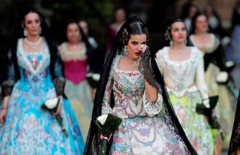 Falleras durante al ofrenda. EPDA.