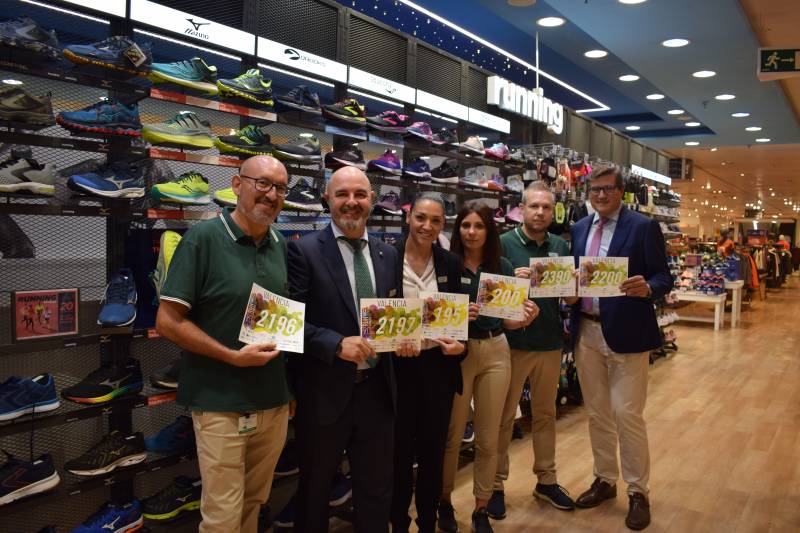 Juan Carlos, Tomás, Ana, Carla, Manolo y Pau de El Corte Inglés, con los dorsales de Valencia Contra el Cáncer