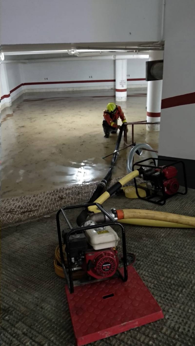 Efectivos de Bomberos en un garaje de Ontinyent