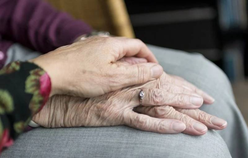 Una hija dando la mano a su madre. EPDA.