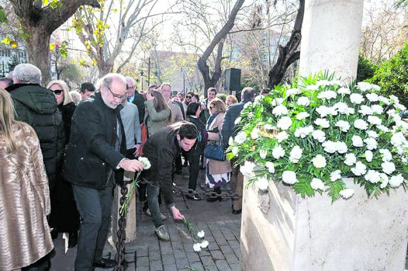 Ofrenda al monolito por el crimen del 92. / EPDA