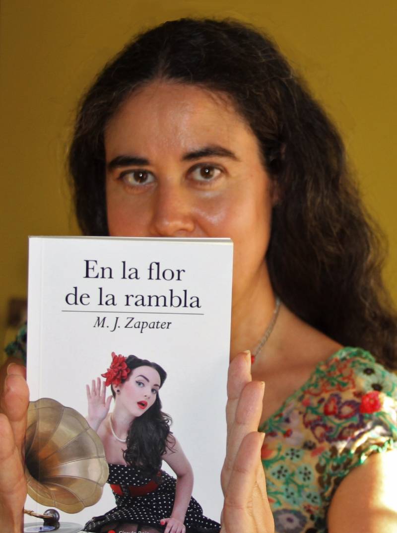 La autora M.J. Zapater con el libro