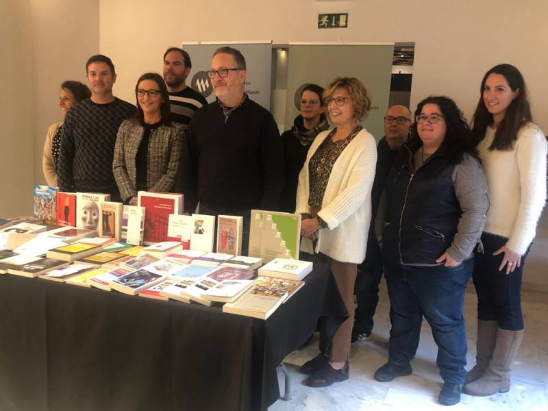 Maria Josep Amigó y Vicent Flor junto con el equipo de Alfons el Magnànim