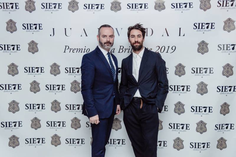 Fran Tochena, Maestro Mayor del Gremio Artesano de Sastres y Modistas CV junto al Premio Aguja Brillante 2019, el diseñador Juan Vidal Fran Tochena, Maestro Mayor del Gremio Artesano de Sastres y Modistas CV junto al Premio Aguja Brillante 2019, el diseñador Juan Vidal