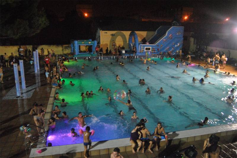 Piscina verano nocturna