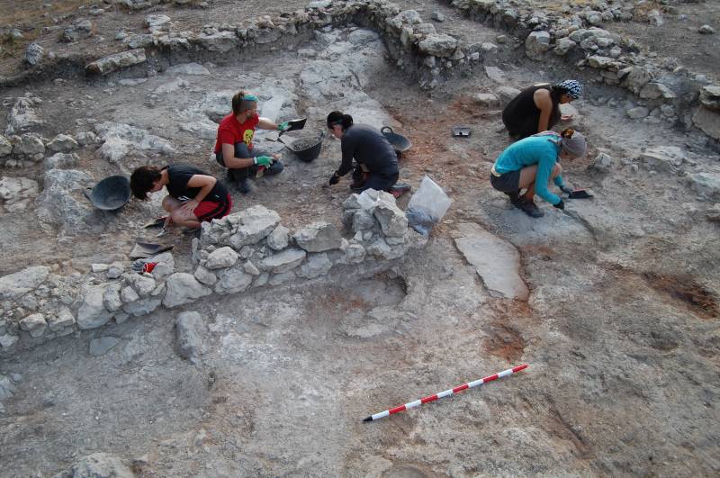 Arqueólogos en la Bastida de les Alcusses de Moixent