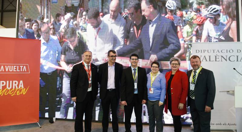 El presidente Jorge Rodríguez y las diputadas de Deportes y Turismo, Isabel García y Pilar Moncho