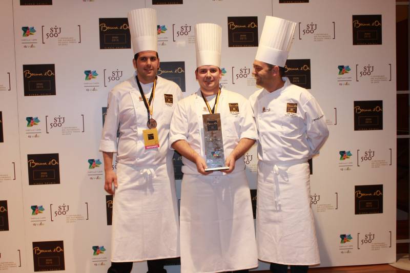 Los tres posan con el trofeo//E.C.