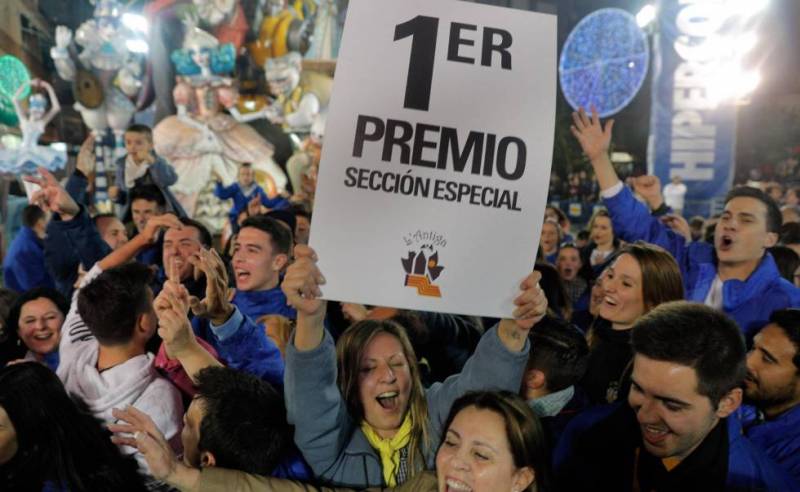 Falleros celebran el 1r premio. EPDA