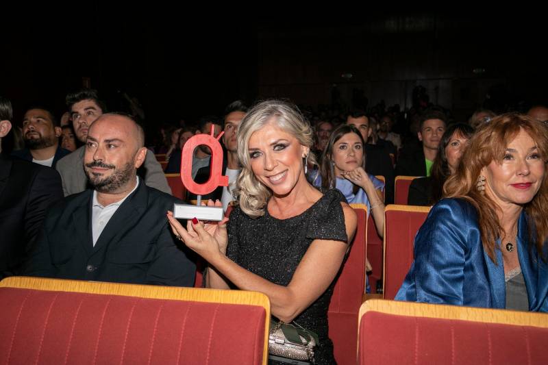 Sandra Golpe y María Llapart junto al, Presidente del grupo El Periódico de Aquí, Pere Valenciano. 