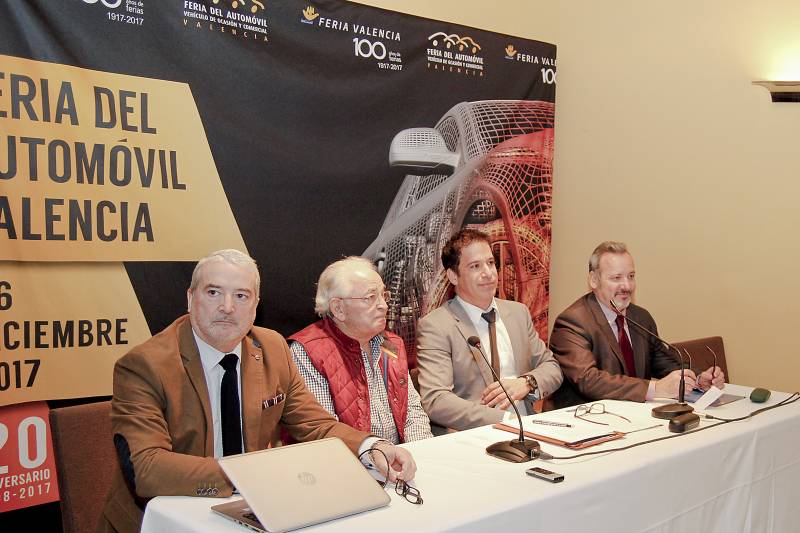 Tomás Herrera, director general de Ganvam; Enrique Tomás, primer presidente de la Feria del Automóvil de Valencia; Raúl Palacios, presidente de la Feria del Automóvil de Valencia 2017; y Víctor Castillejos, director de la Feria del Automóvil de Valencia