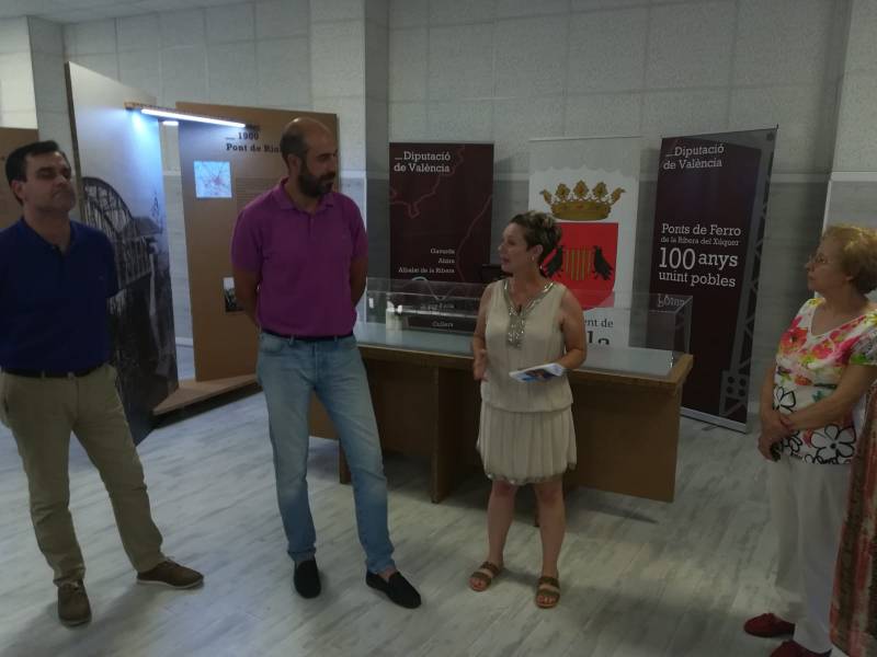 El diputado de Carreteras, Pablo Seguí junto a la alcaldesa de Riola, Judith Capellino en la inauguración de la exposición