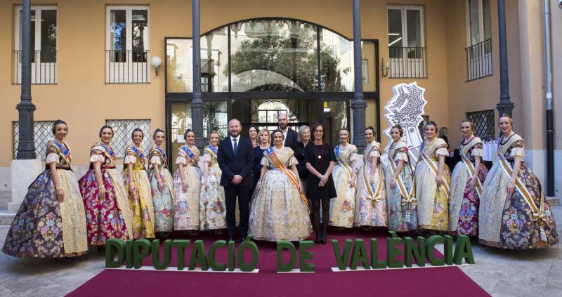 Recepción falleros de la provincia en Diputación. Foto Abulaila Recepción falleros de la provincia en Diputación. Foto Abulaila
