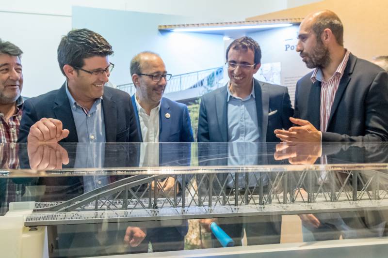 El president de la Diputació junto al diputado de Carreteras y el alcalde de Alzira en la inauguración de la exposición de los Puentes de Hierro