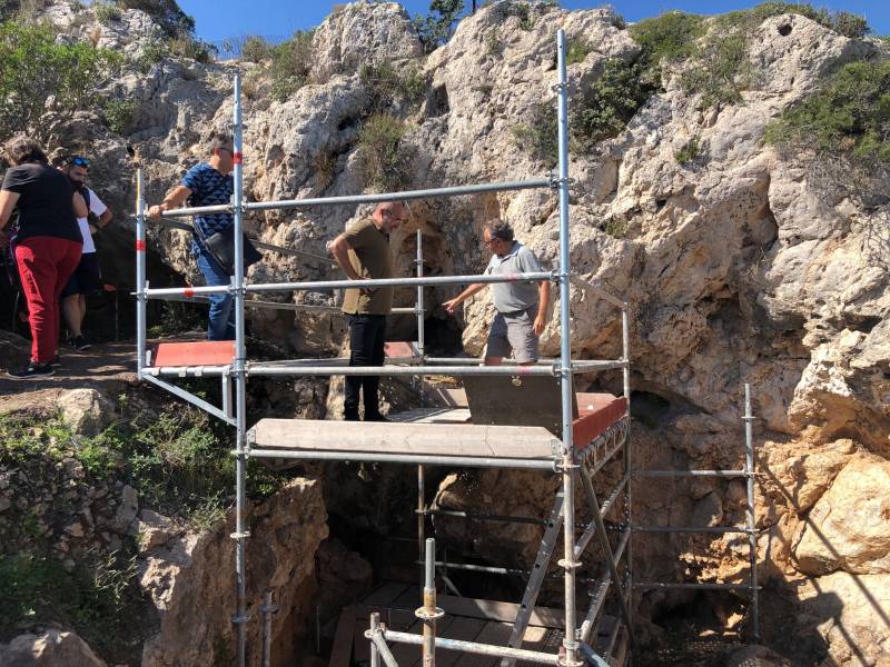 Xavier Rius en los trabajos de excavación de la Cova de l