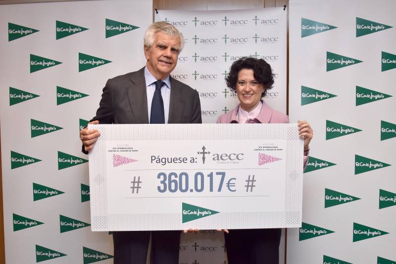 Ignacio Muñoz Pidal, presidente de la Asociación Española Contra el Cáncer, y Ester Uriol, directora de Comunicación Corporativa de El Corte Inglés