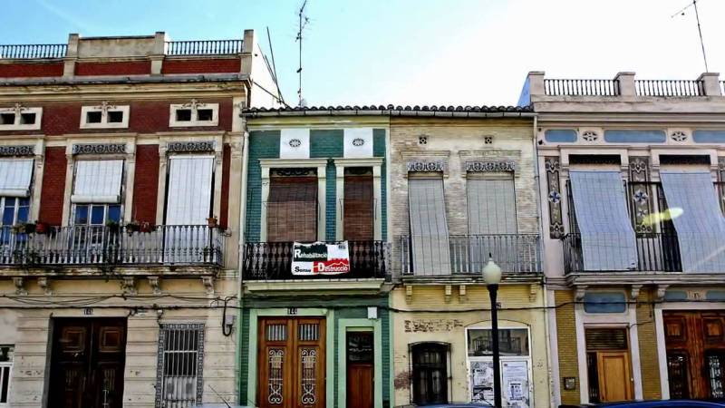 El Cabañal, lugar de moda para ir a comer o cenar en Valencia sin gastarte demasiado. Foto: Youtube.