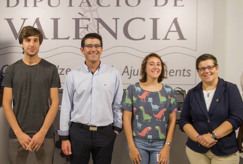 Jorge Rodríguez y la diputada Isabel García junto a ganadores de anteriores ediciones