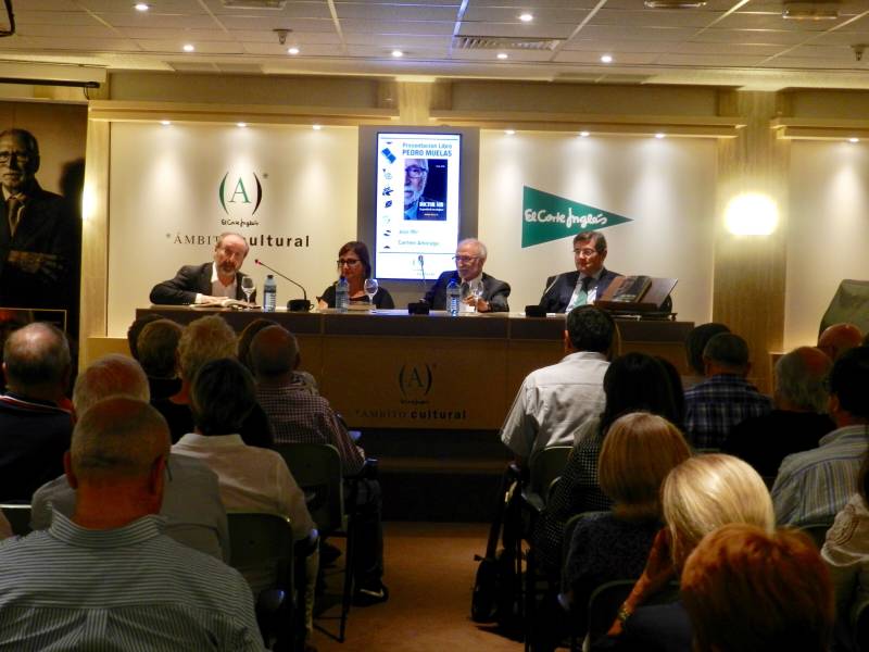 El cirujano José Mir Pallardó junto con el periodista y autor del libro, Pedro Muelas;  Carmen Amoraga, directora general de Cultura y Patrimonio, y Pau Pérez Rico, director regional de Comunicación y Relaciones Institucionales de El Corte Inglés