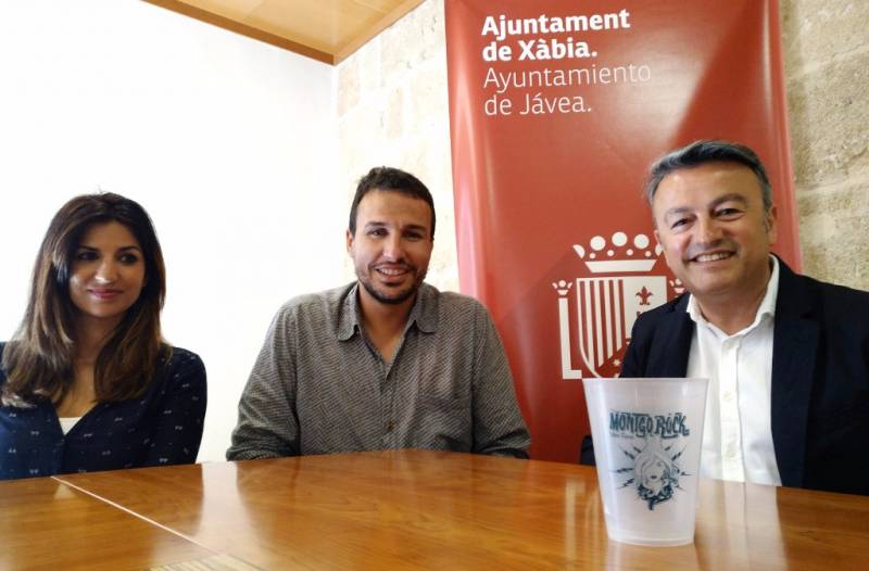 Maricruz Gisbert y Josan Serrano de Montgorock junto al alcalde José Chulvi