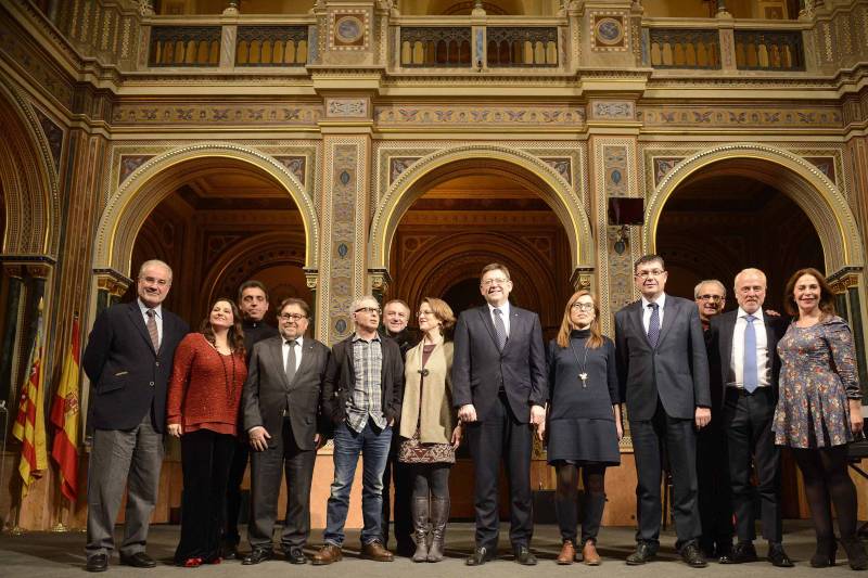 Foto de familia de premiados y autoridades//Viu València