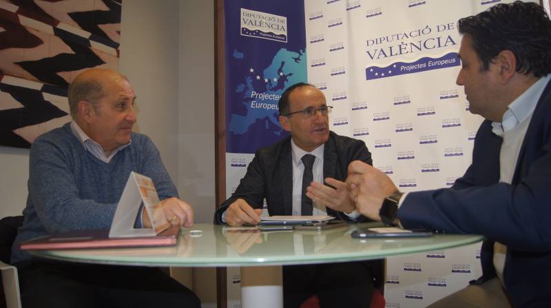 El diputado de Proyectos Europeos, Bartolomé Nofuentes, y el gerente del Ateneo Mercantil de Valencia, Miguel Aucejo El diputado de Proyectos Europeos, Bartolomé Nofuentes, y el gerente del Ateneo Mercantil de Valencia, Miguel Aucejo