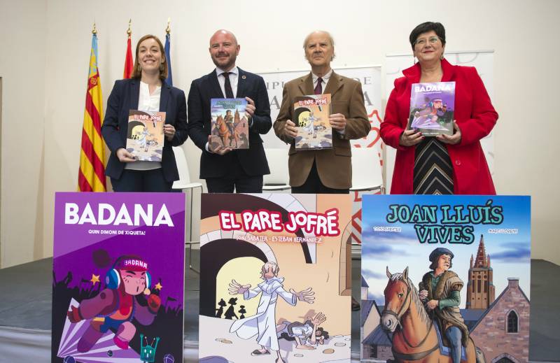 Los responsables de la Diputació y la AVL con los cómics