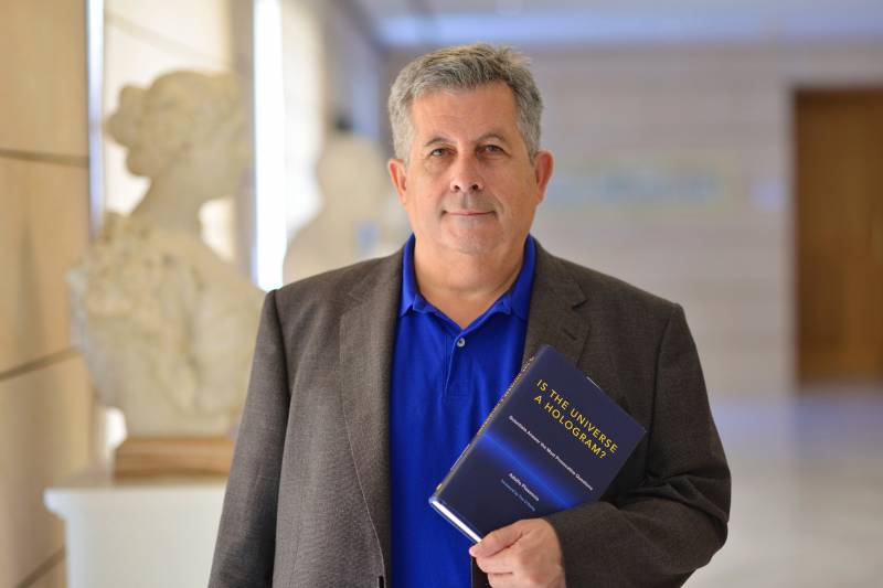 Adolfo Plasencia amb el llibre Adolfo Plasencia amb el llibre