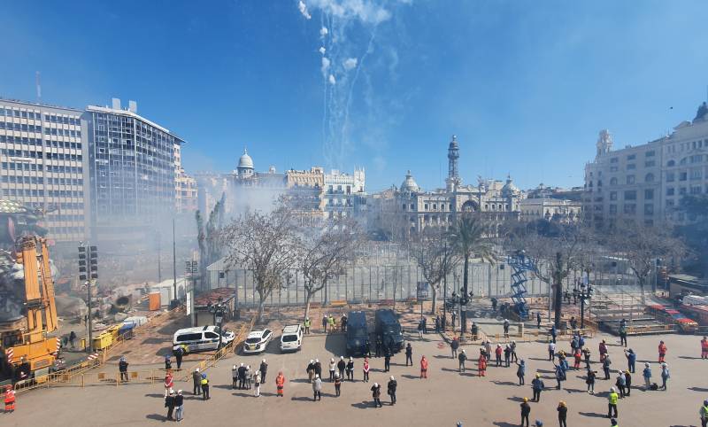 Detalle de uno de los cientos de masclets disparados en una mascletà en la plaza del Ayuntamiento de València con motivo de las Fallas. EFE/ Juan Carlos Cárdenas/Archivo
