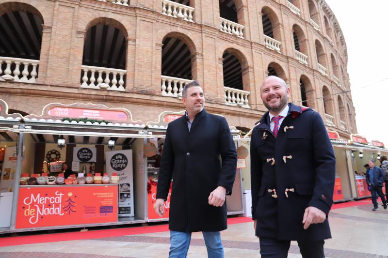 El presidente y el diputado de Turismo en el Mercat de Nadal de la Diputació