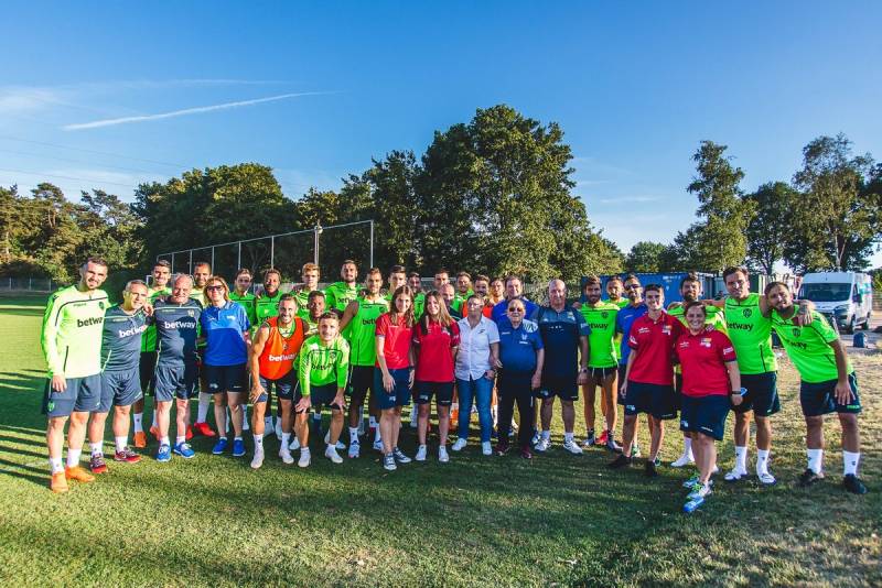 Isabel García y la selección valenciana de pilota asisten a un entrenamiento del Levante UD | Foto: Levante UD