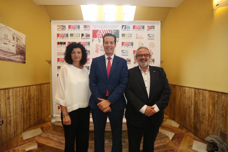 (de izqda. a dcha.): Alicia Garijo, delegada territoral del IVC en Alicante, Rubén Alfaro Alcade de Elda, y Pedro Rodríguez Presidente de a FSMCV (Autor foto Álex Oltra)