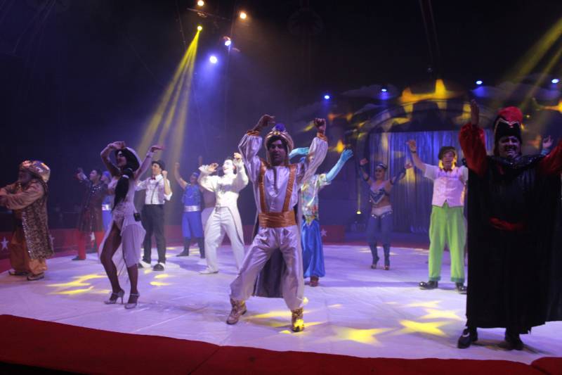 Toda la familia del circo bailando en el final de Aladdin. //B.Sambeat