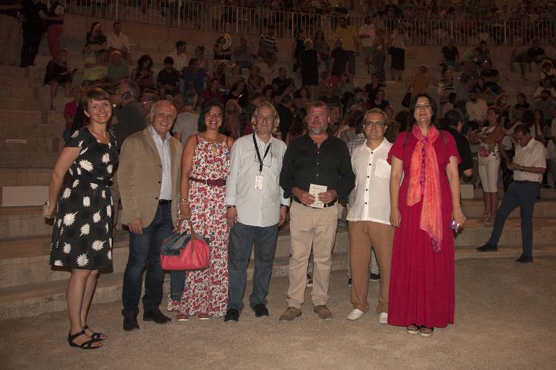 La diputada Rosa Pérez Garijo, el secretario autonómico de Cultura, Albert Girona, el director de Sagunt a Escena, Juanvi Martínez, y el alcalde de Sagunto, Quico Fernández.