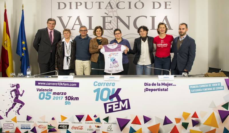 Isabel García, la directora de la 10K, Maravillas Aparicio, y la concejala del Ayuntamiento de Valencia, Maria Teresa Girau