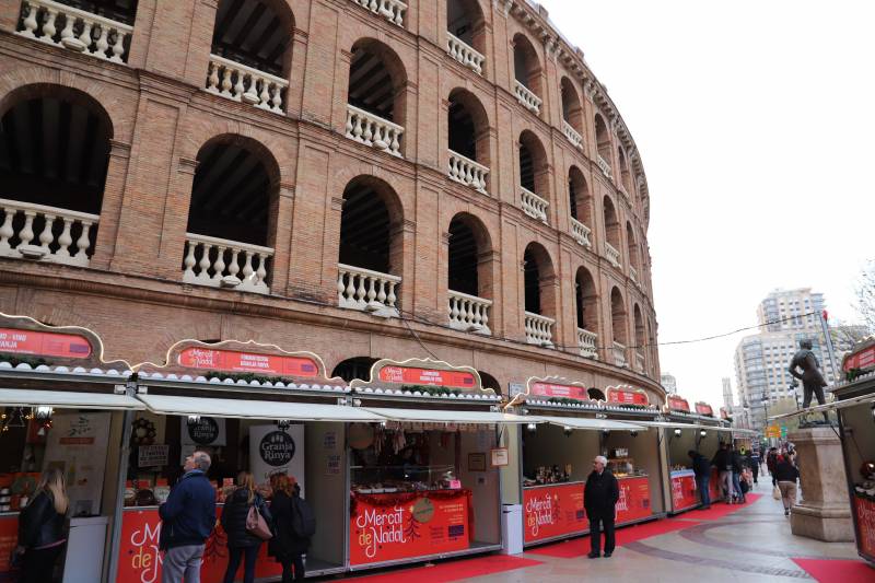 Mercado navideño de la Diputació junto a la plaza de toros