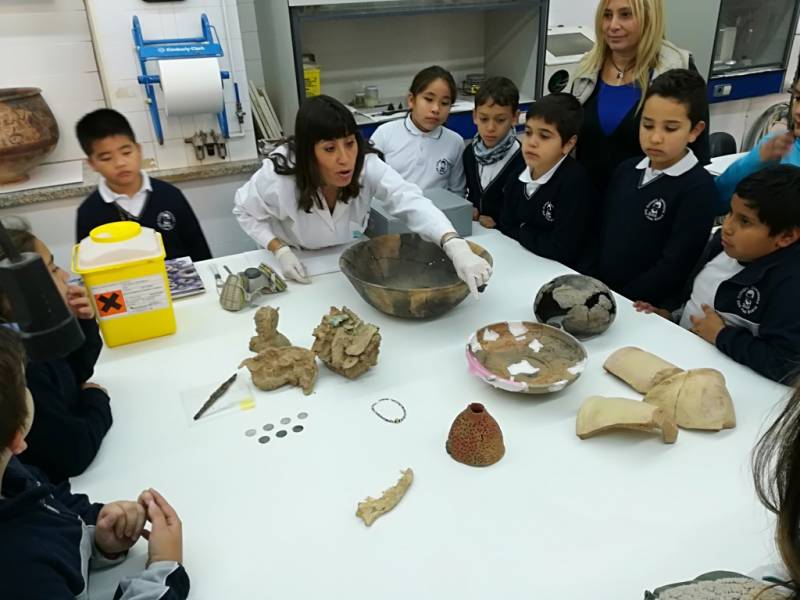 Los alumnos del colegio San Juan Bosco de València durante su visita al laboratorio