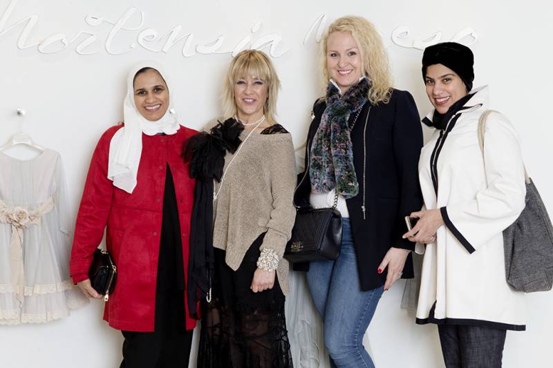 Hortensia con Hala y Hana Al Duwaisan, empresarias