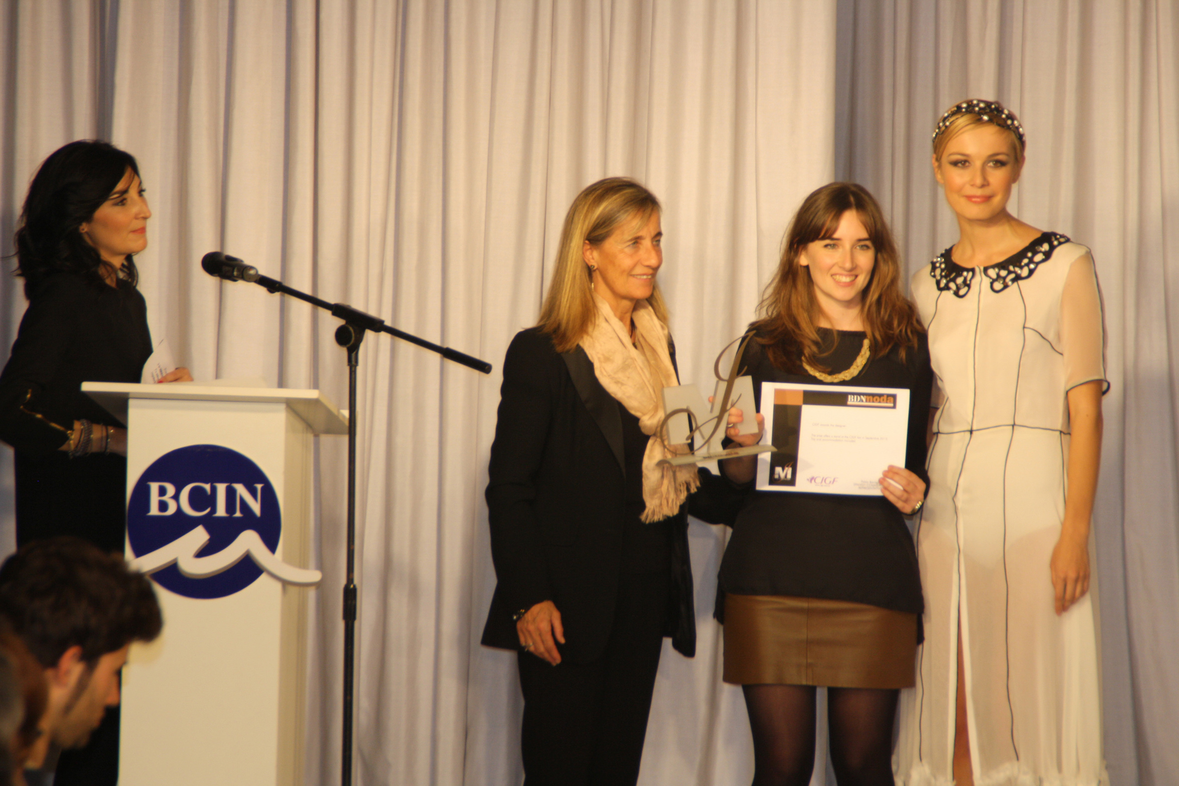 Marta Benet recibiendo el premio (Badalona Moda)