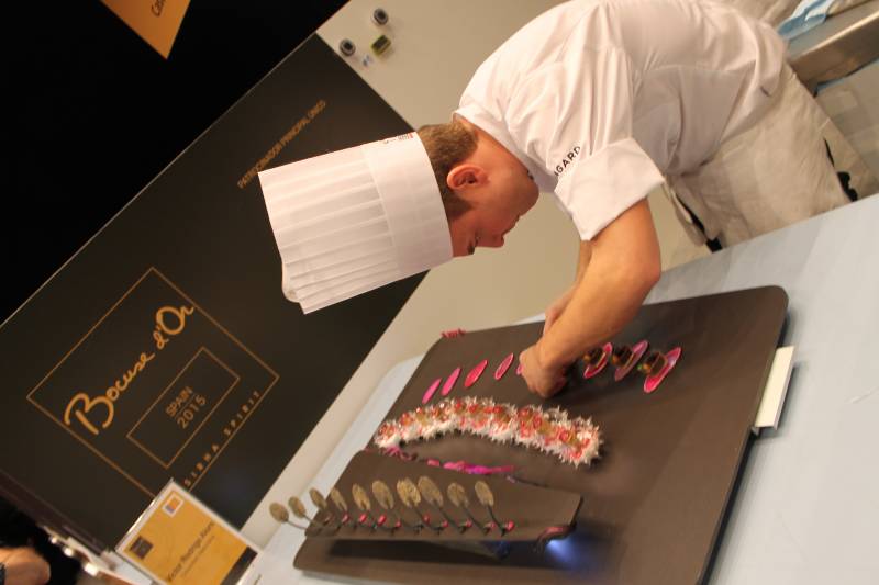 Rodrigo preparando la innovadora bandeja de lechazo del Bocuse d´ Or//E.C.