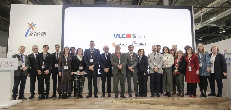 Diputadas y diputados provinciales junto al alcalde de València