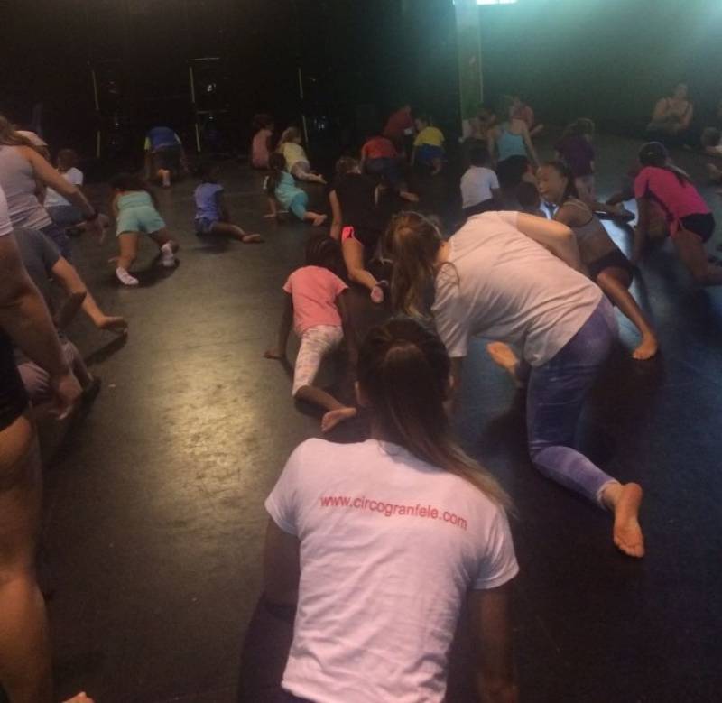 Niños en la escuela de Circo Gran Fele