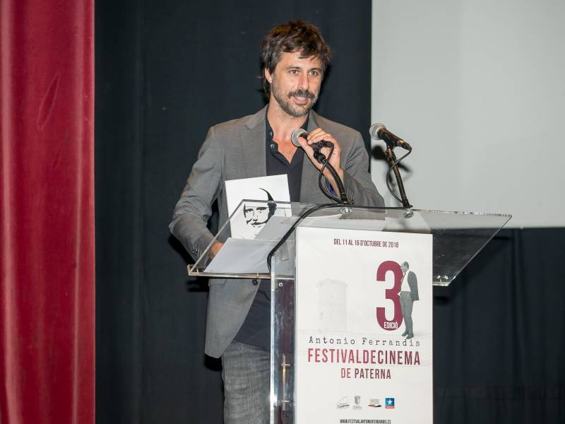 Hugo Silva recogiendo el Premio por su trayectoria Cinematográfica y Televisiva